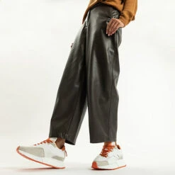 Titelseite -Schuh Verkauf Geschäft 28197944 02